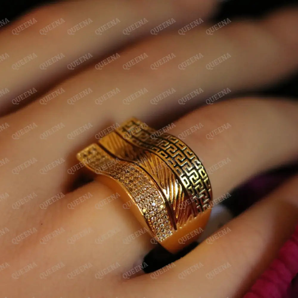 Iconic Luxury Ring with Versace Zigzag Pattern in Zircon Gold and Black Rings