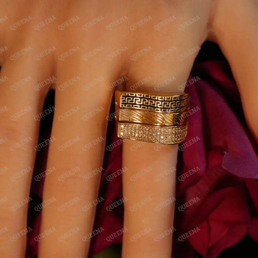 Iconic Luxury Ring with Versace Zigzag Pattern in Zircon Gold and Black Rings