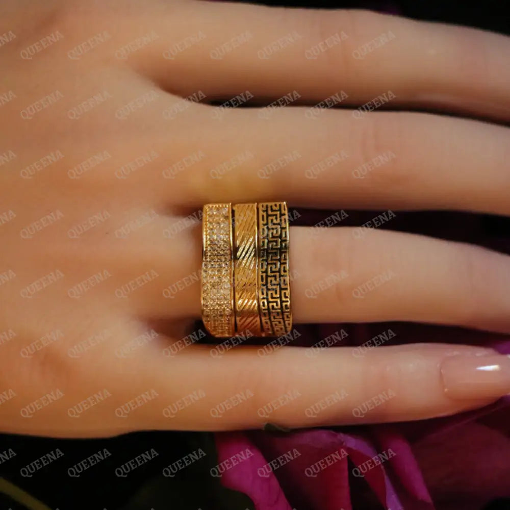 Iconic Luxury Ring with Versace Zigzag Pattern in Zircon Gold and Black Rings