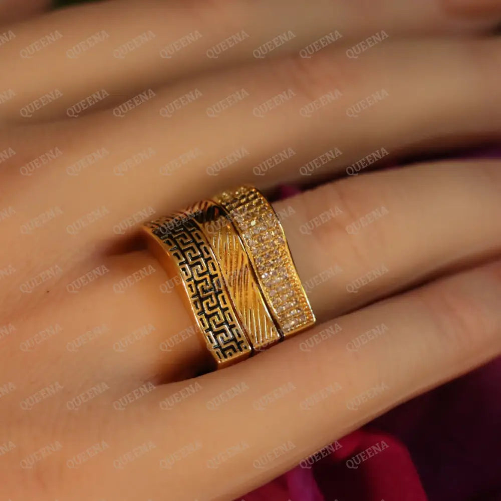 Iconic Luxury Ring with Versace Zigzag Pattern in Zircon Gold and Black Rings