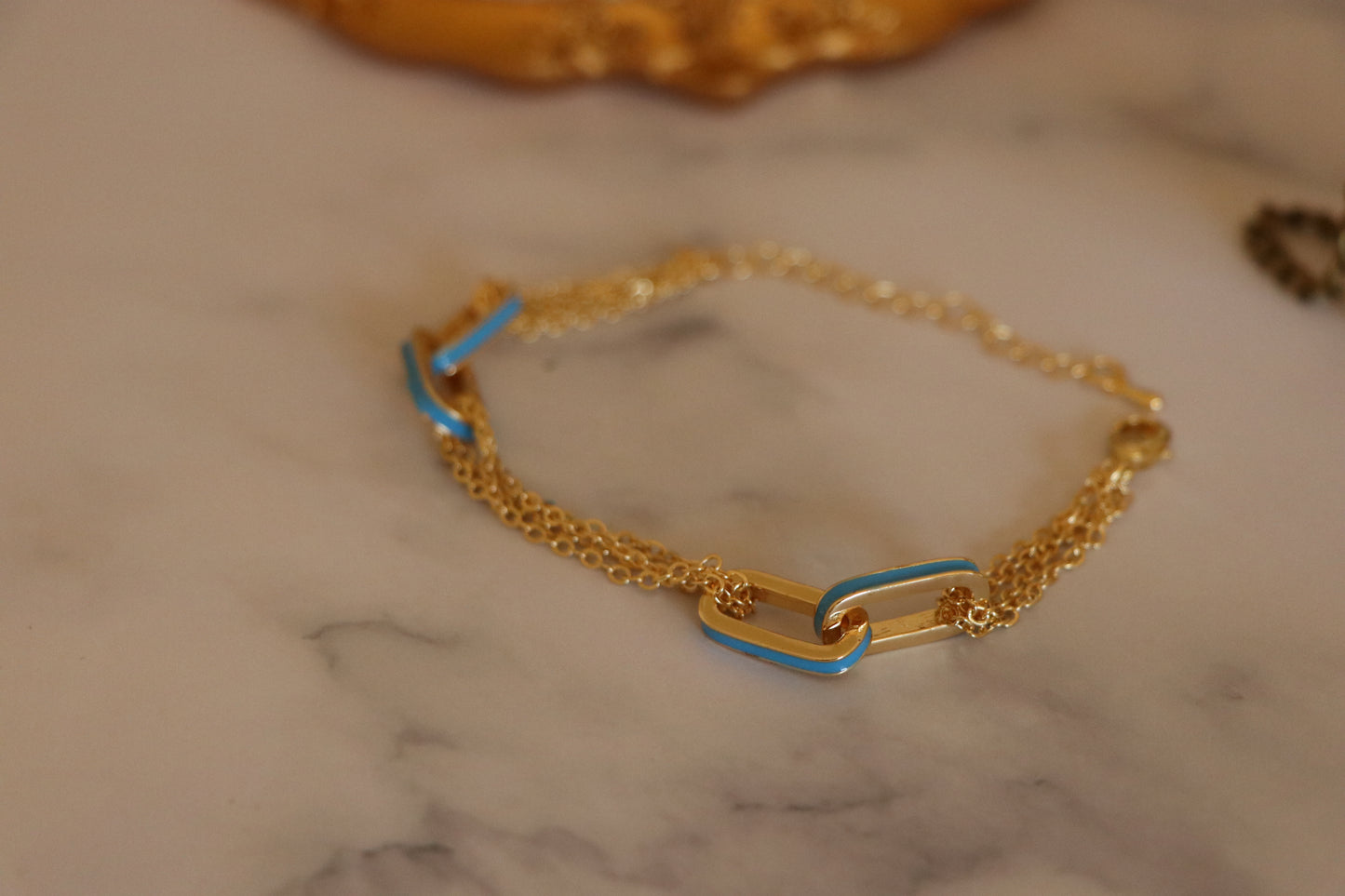 Double Interlocking Paperclip Link chain Bracelet in Yellow Gold with a Blue Turquoise Touch