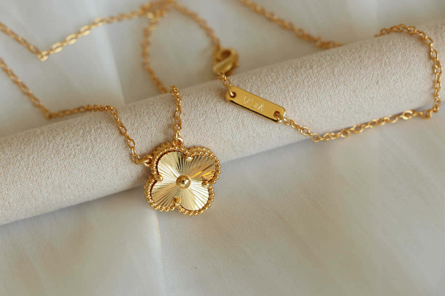 Luxury VCA Pendant Necklace YELLOW GOLD Leaf Clover