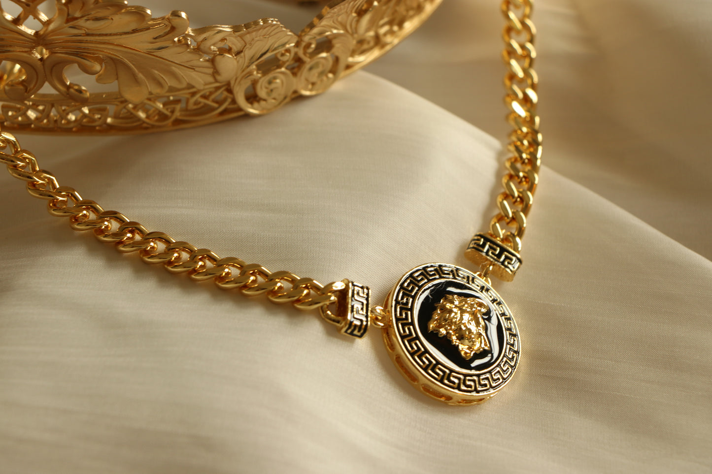 Luxury 18k Gold-Plated Versacei Golden Chain Necklace - High Quality 18k Gold Plated Statement Piece