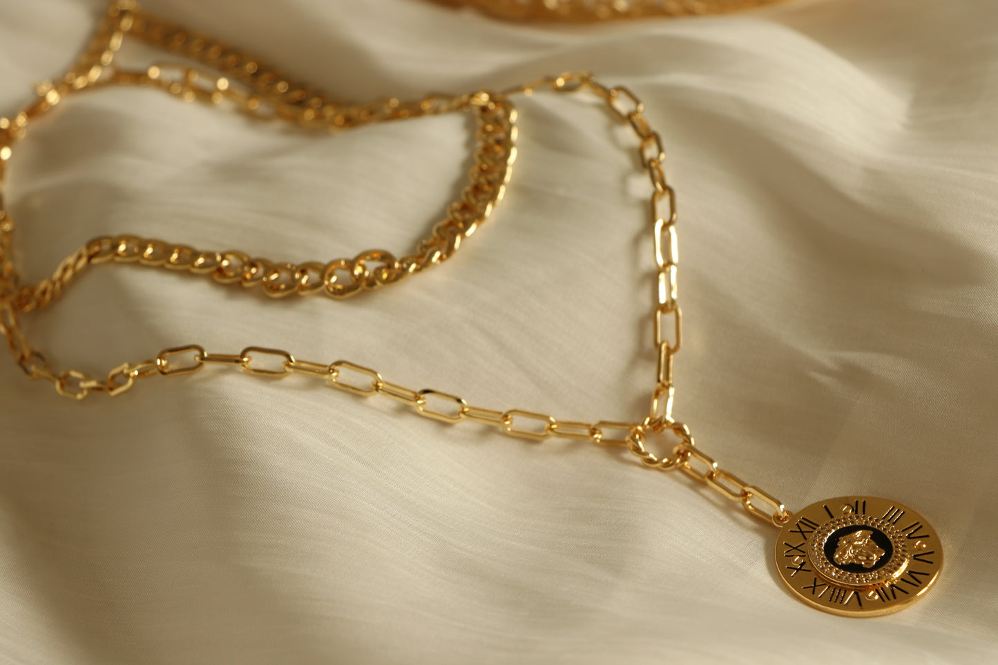 Luxury Double-Layered Necklace - Gold Chain Versacei pendant Necklace