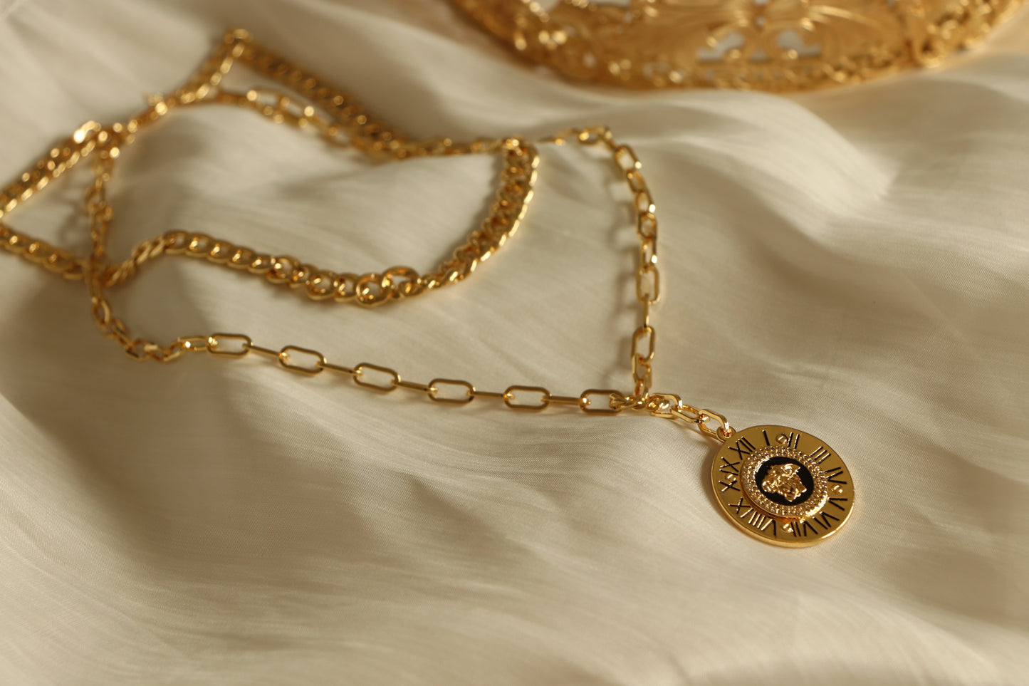 Luxury Double-Layered Necklace - Gold Chain Versacei pendant Necklace