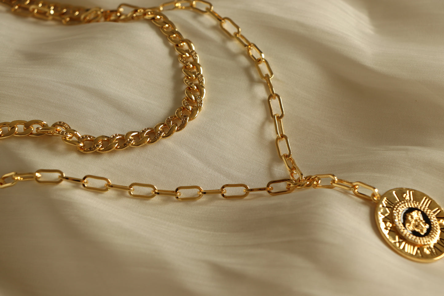 Luxury Double-Layered Necklace - Gold Chain Versacei pendant Necklace