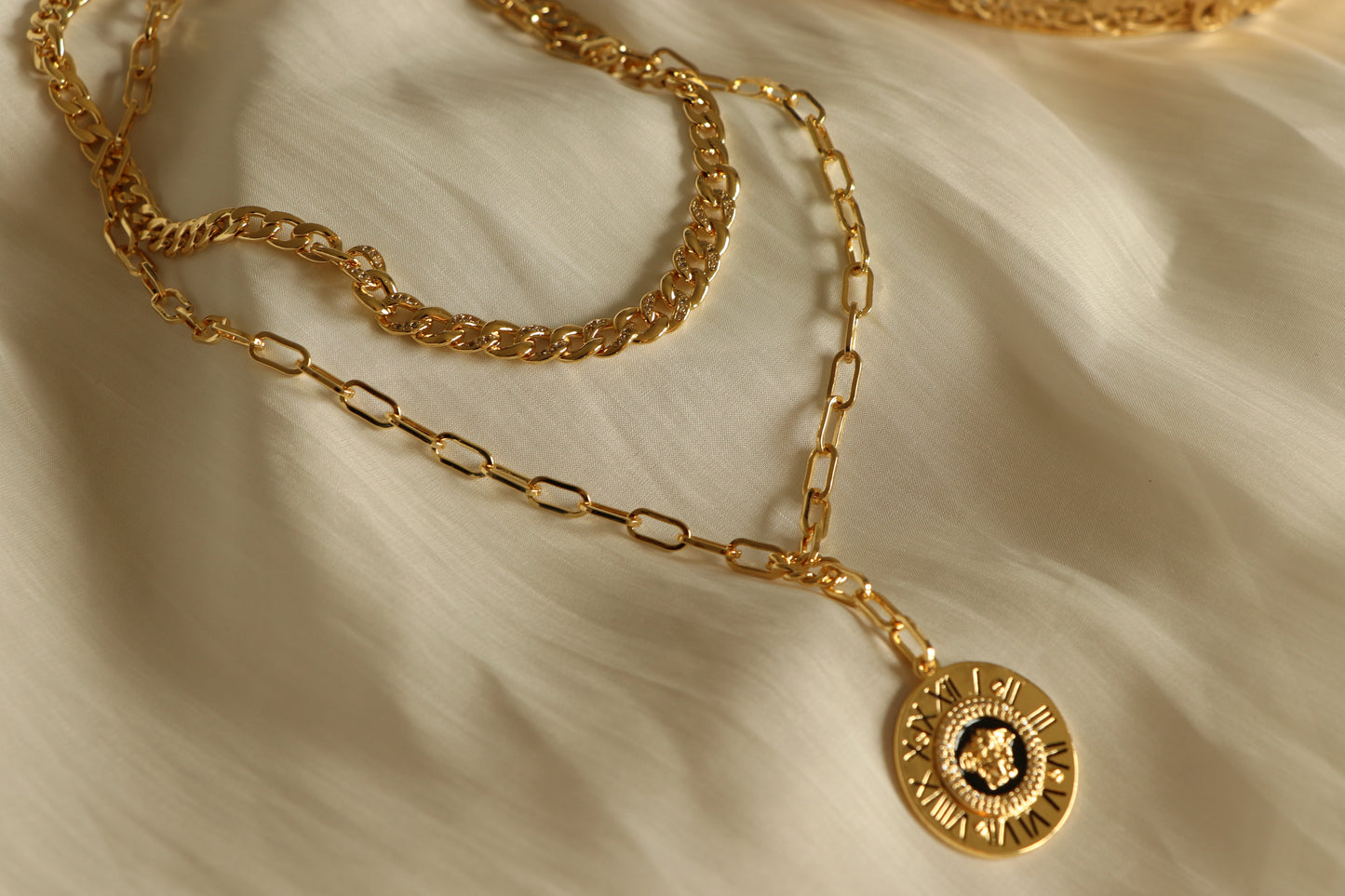 Luxury Double-Layered Necklace - Gold Chain Versacei pendant Necklace