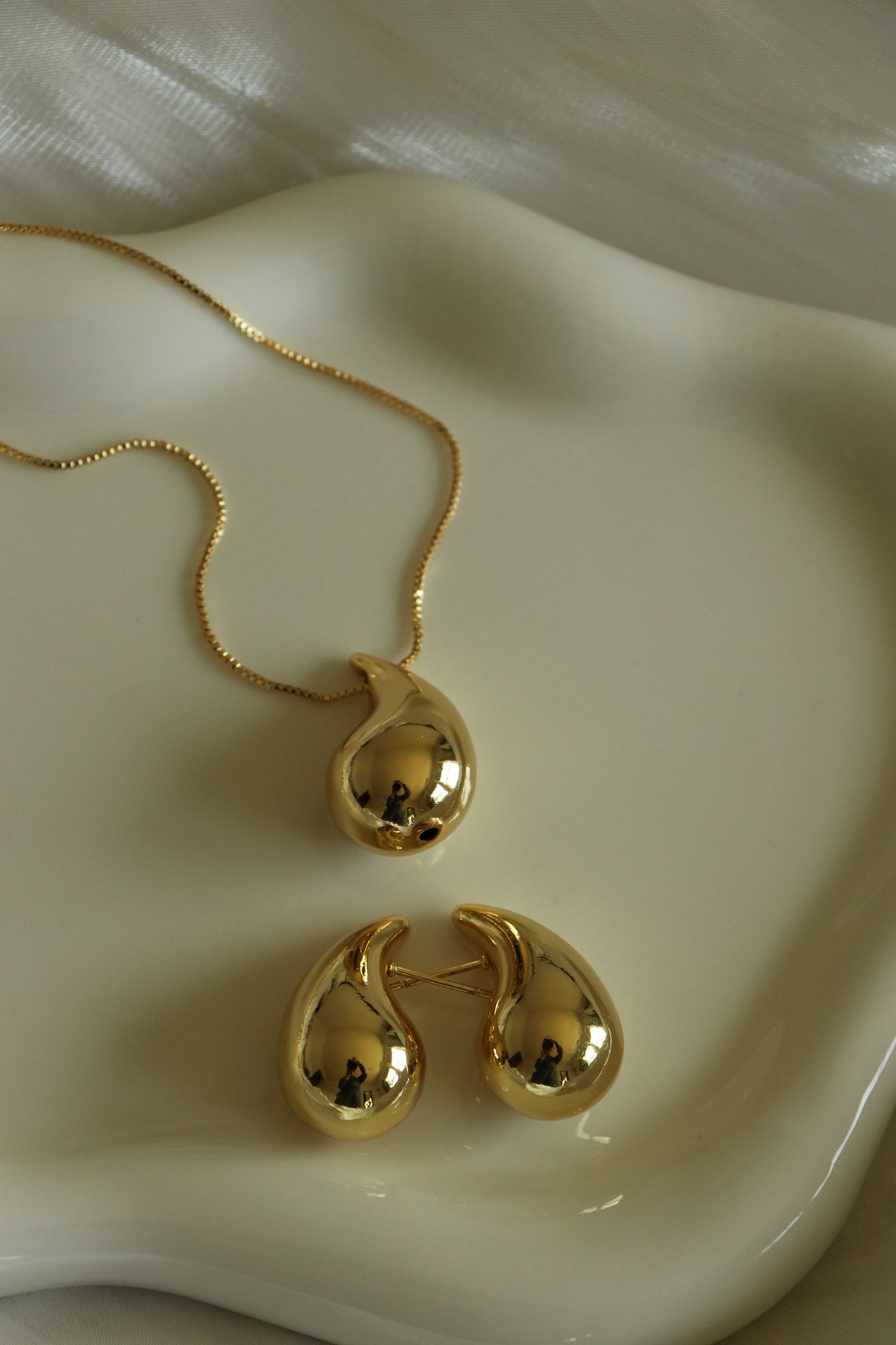 Trendy Reveka Golden Plain Almond Jewelry Set ( Necklace + Earrings)