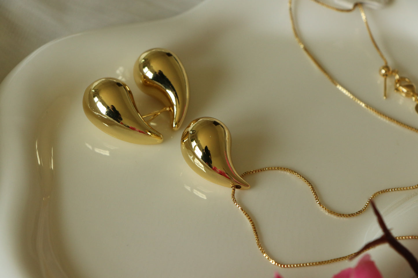 Trendy Reveka Golden Plain Almond Jewelry Set ( Necklace + Earrings)