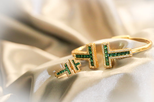 Luxury HALF SET- 18k Gold Plated T- Wide Wire Bracelet in shiny Emerald Green Crustal and Gold (Bangle + Ring)