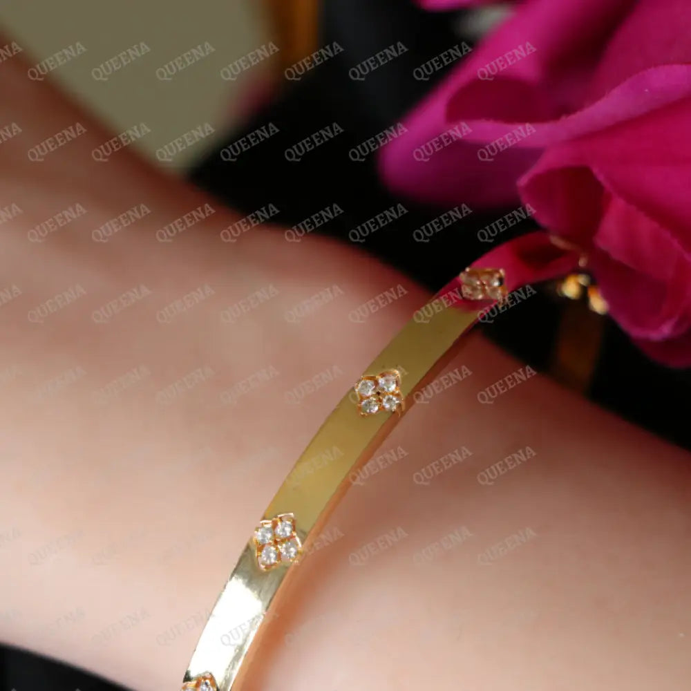LUXURY Golden CLOVER Bangle Bracelet Studded with Zircon Stones - High Quality 18k Gold Plated Statement Piece Bracelet